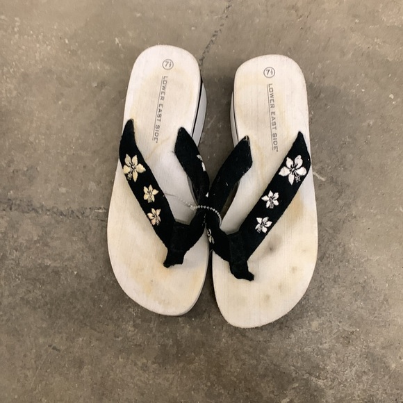 Lower East Side Black and white Floral Wedge thong Sandals - Picture 2 of 6